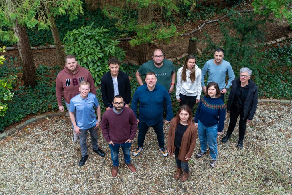 foto gemaakt vanaf dak van deel van ons Boekenmakers team