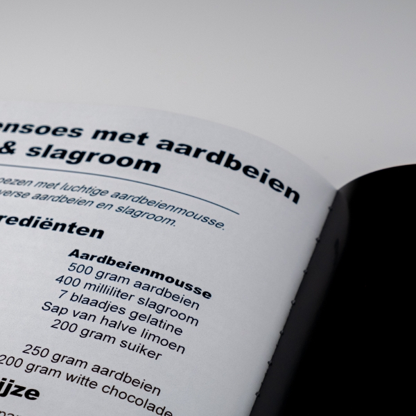 genaaide katernen te zien in opengeslagen boek