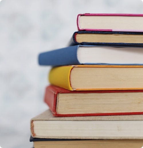 stapel gekleurde boeken