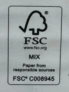 FSC-label op papier met het logo van een boom en de tekst “FSC MIX – Paper from responsible sources”. Als voorbeeld logo van ons standaard duurzaam papier voor je boek.