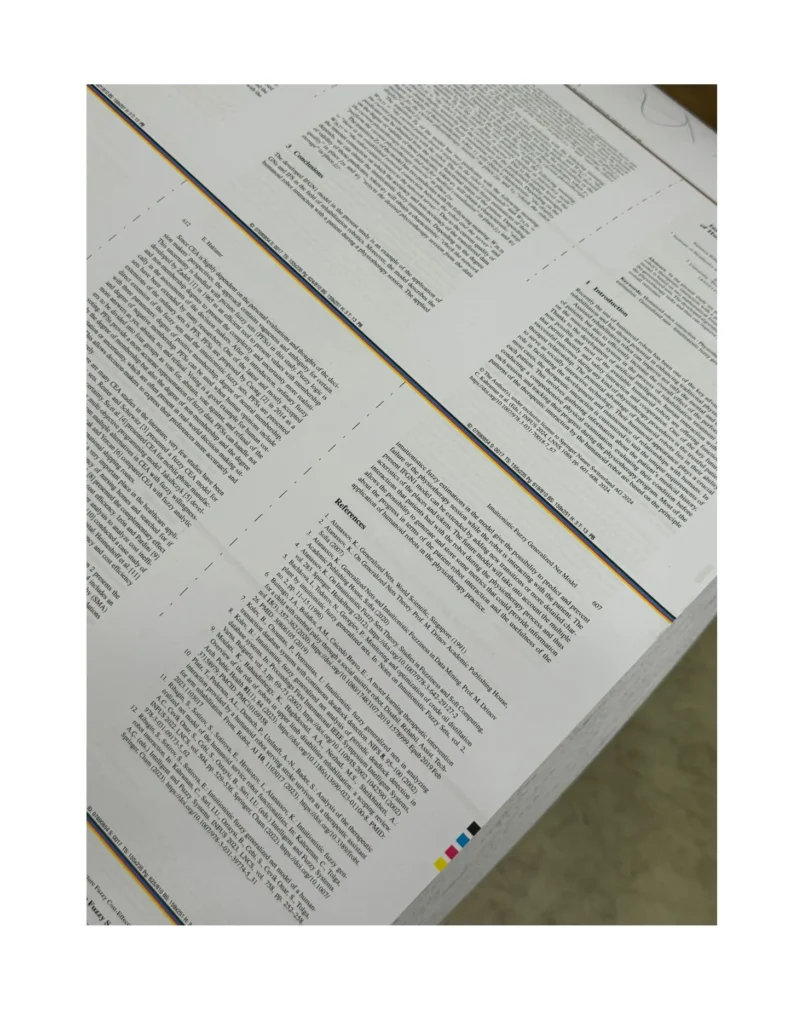 Grote rol mat HVO papier met een natuurlijke witte uitstraling, klaar voor druk.