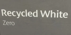 Verpakking met de tekst “Recycled White Zero” in witte letters op een grijzige achtergrond. Als voorbeeld duurzaam papier voor je boek