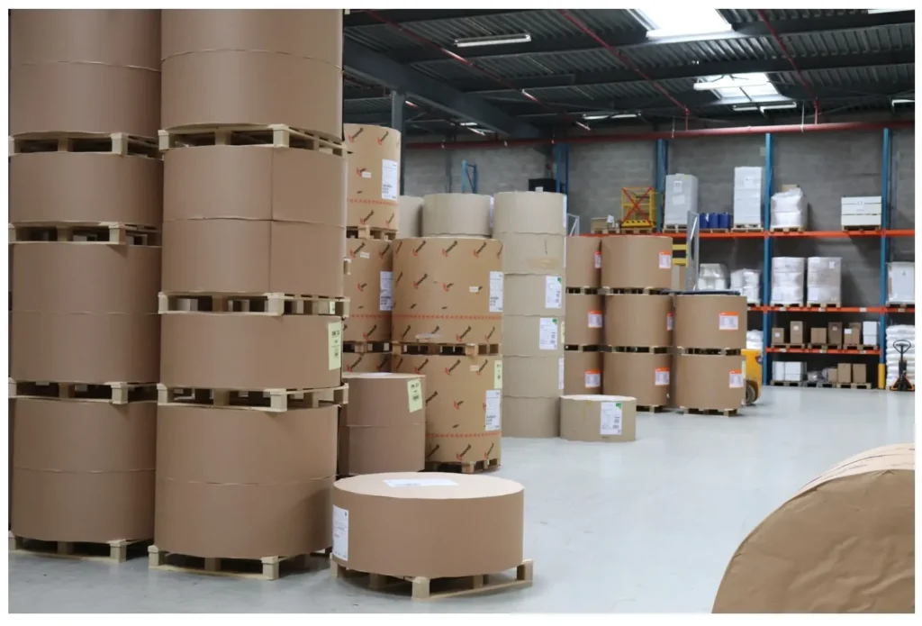 Gesneden plano vellen papier op pallets, zoals gebruikt in digitale productie met Romandruk