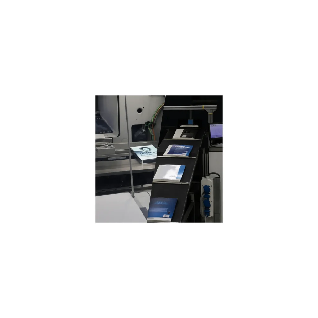 Twee fasen van het boekdrukproces: softcoverboek in productiemachine en meerdere boeken op transportband.