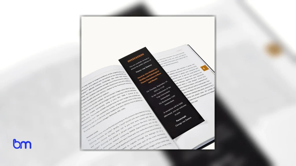 Bladwijzer met uitnodigingstekst op een open boek, met Boekenmakers-logo linksonder.